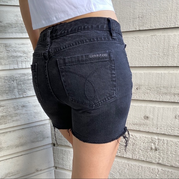 vintage | calvin klein | mid-rise black cut off shorts - Picture 2 of 5